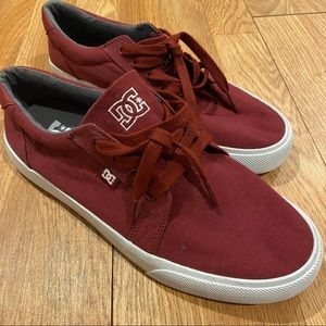 Men’s 9.5 DC Canvas skate Shoe Maroon